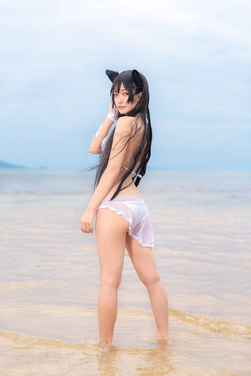 【画像】美人コスプレイヤーさん、10月半ばなのに海でエチエチビキニをまとってしまう